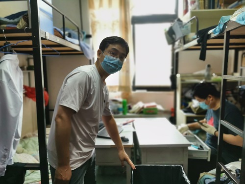 12-2 曹衛(wèi)兵、李世珍兩位老師參加打包工作.jpg