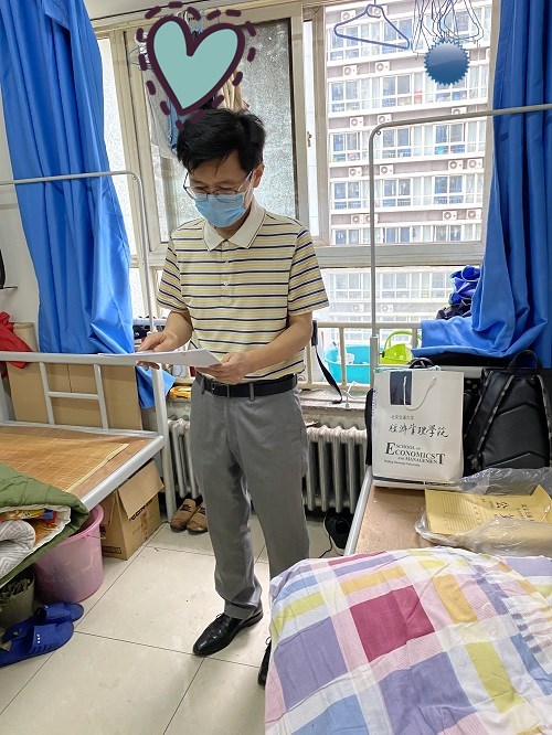 9-2 劉世峰、翟懷遠(yuǎn)、丁正陽(yáng)三位老師參與打包工作_副本.jpg