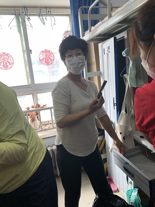 4-2 常丹、都立杰兩位老師參與打包工作.jpg