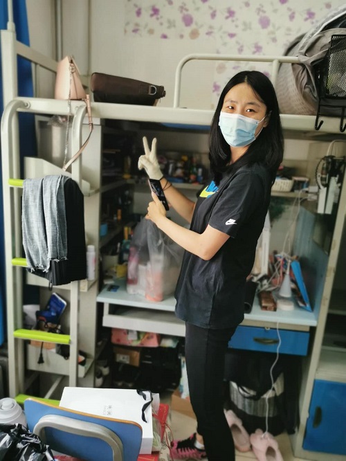 7-2 劉似臣、劉瑜兩位老師參與打包工作.jpg