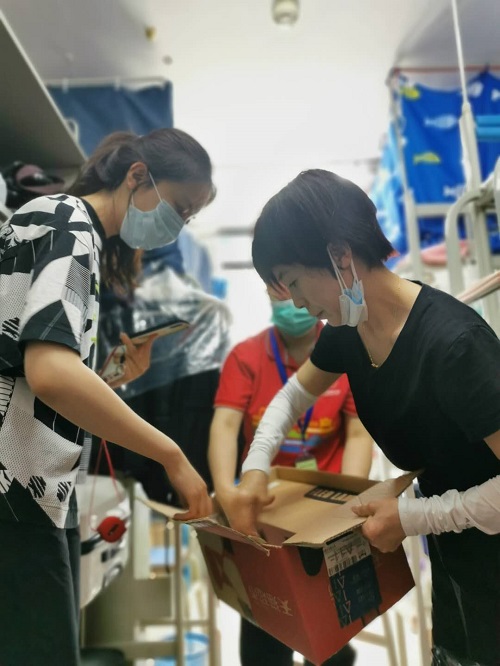 14 李淑沂、吳澤玉兩位老師參與打包工作.jpg