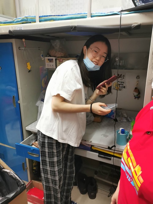 15-2  張麗媛、楊貽然兩位老師參與打包工作.jpg