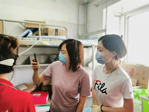 16 王曦若、周璇兩位老師參與打包工作.jpg
