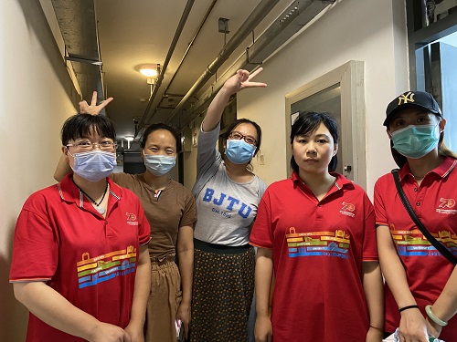 12 李娜、李艷梅兩位老師勝利完成打包任務.jpg