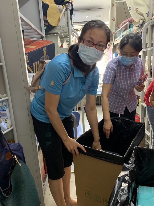 13-2 寇育賢、商立媛兩位老師參與打包工作.jpg