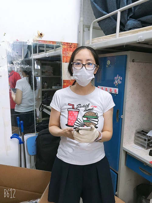 15-2 盛麗萍、王冰兩位老師參與打包工作.jpg