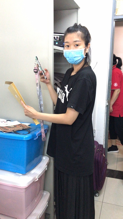 18-2 李金香、雷思嘉兩位老師參與打包工作.jpg